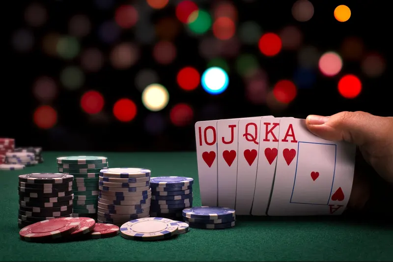 Người chơi Texas Hold’em tại nhà cái SKY88